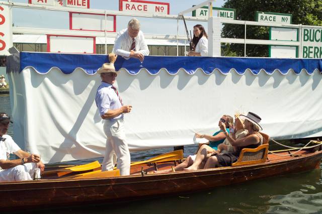 spectators_officials